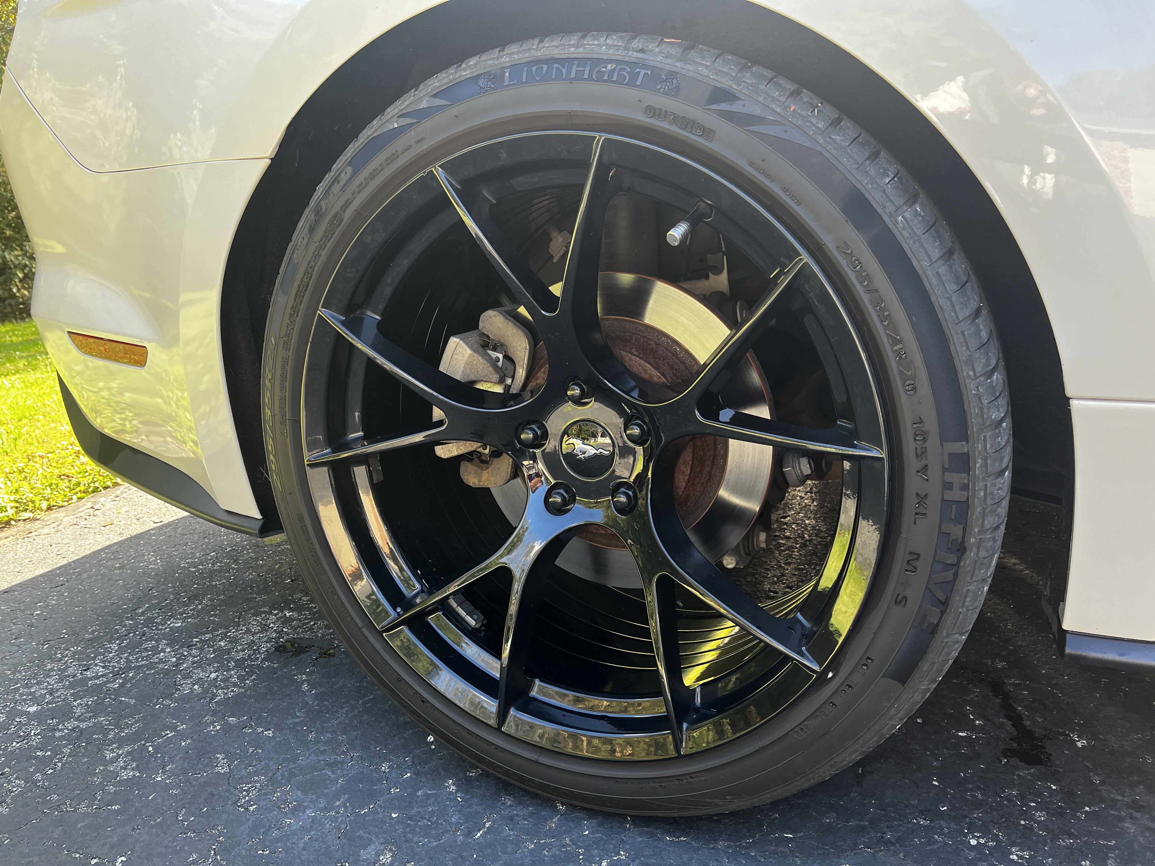 White Mustang detailing